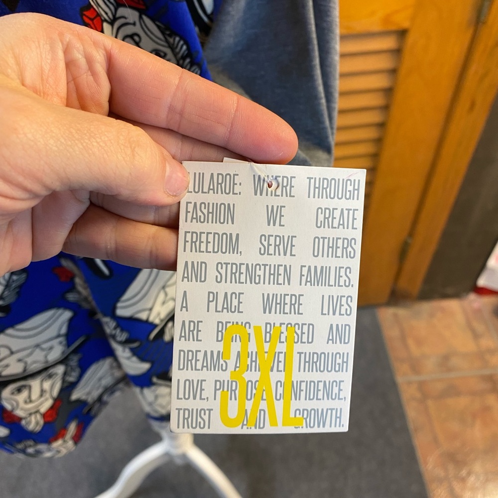 LulaRoe Randy top - Picture 7 of 10